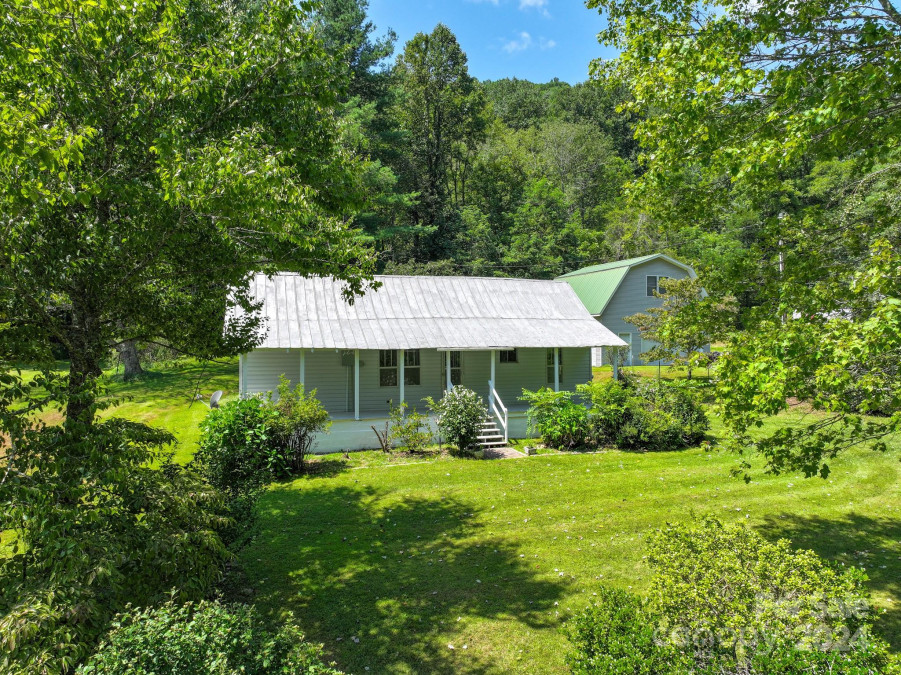 15 Auther Autrey Dr Spruce Pine, NC 28777