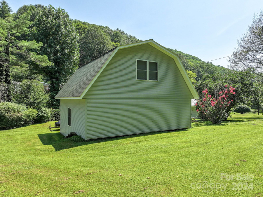 15 Auther Autrey Dr Spruce Pine, NC 28777