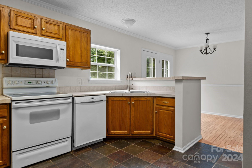 370 Laurel Heights Dr Burnsville, NC 28714