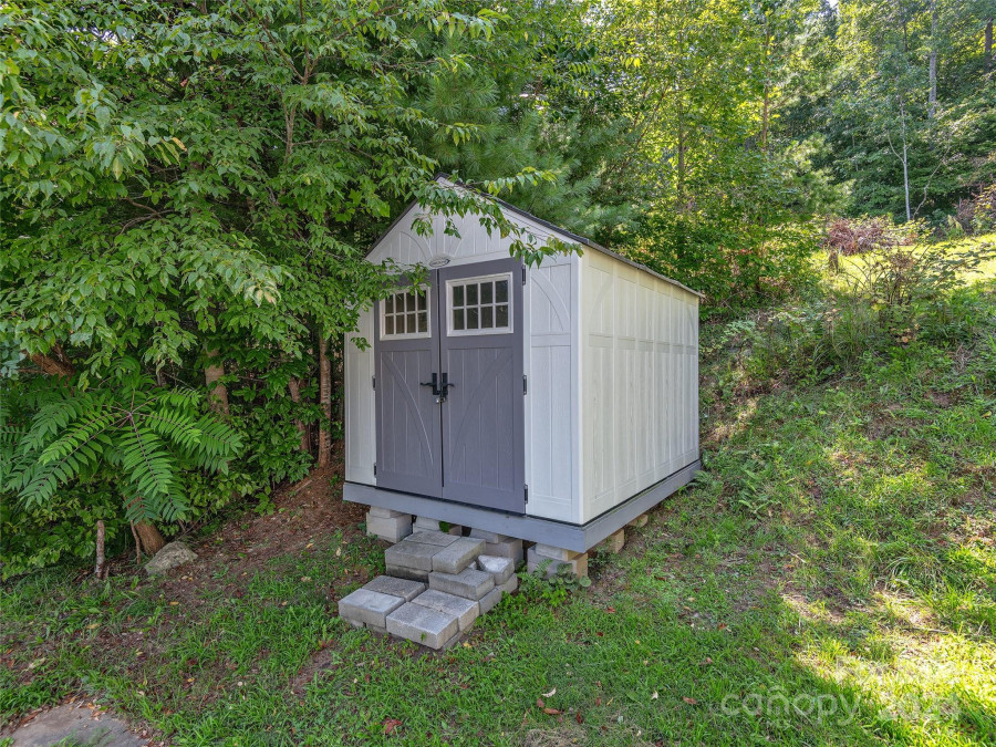 33 Goose Creek Rd Swannanoa, NC 28778