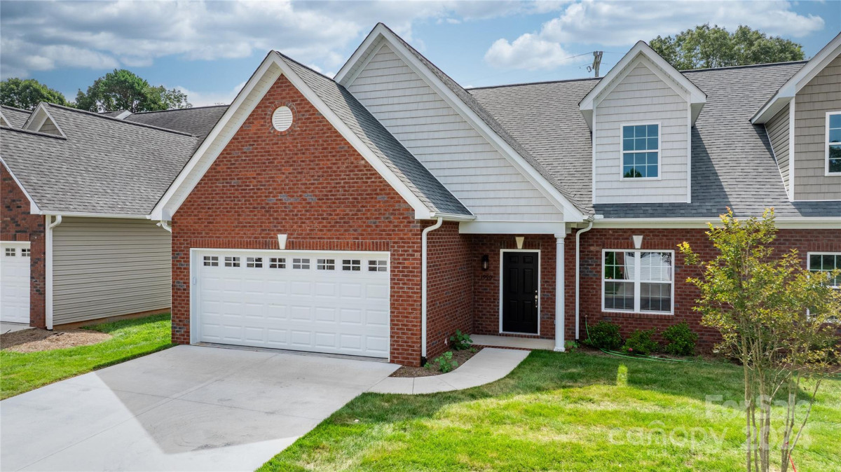 1990 Talbot Ln Hickory, NC 28602