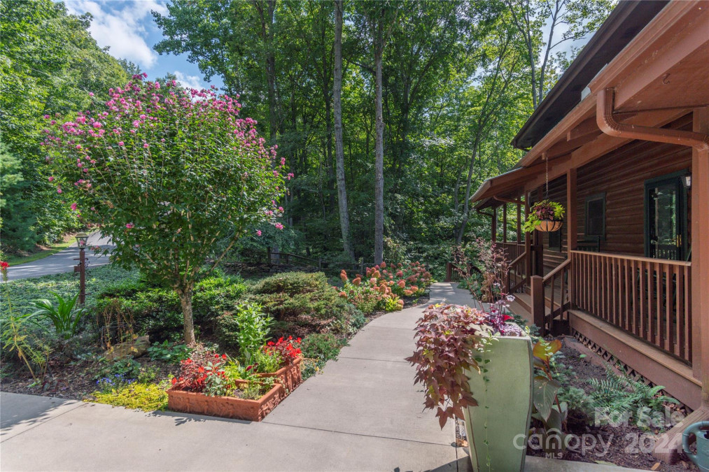 235 Timucua Trl Waynesville, NC 28786