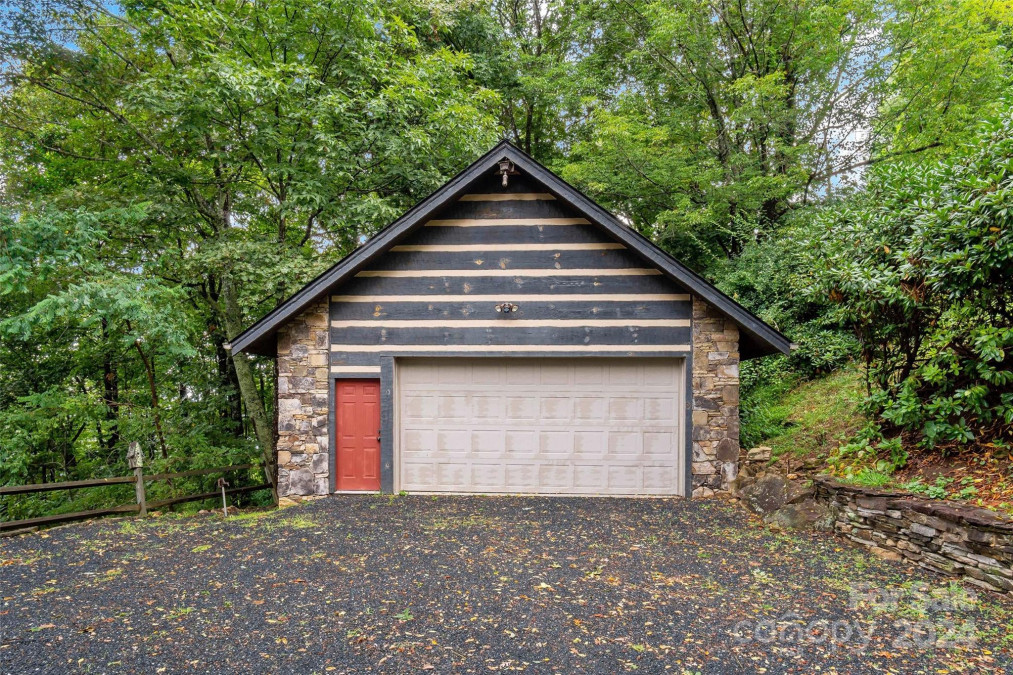 1297 Wipprecht Dr Spruce Pine, NC 28777