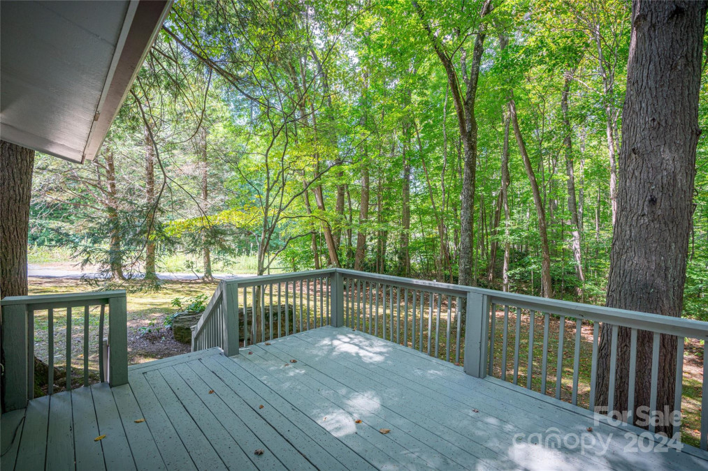 221 Holland Dr Maggie Valley, NC 28751