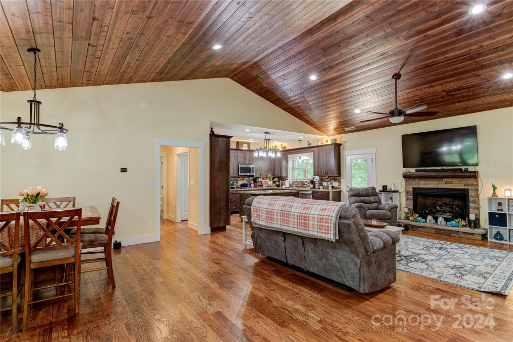 15 Moss Rd Weaverville, NC 28787