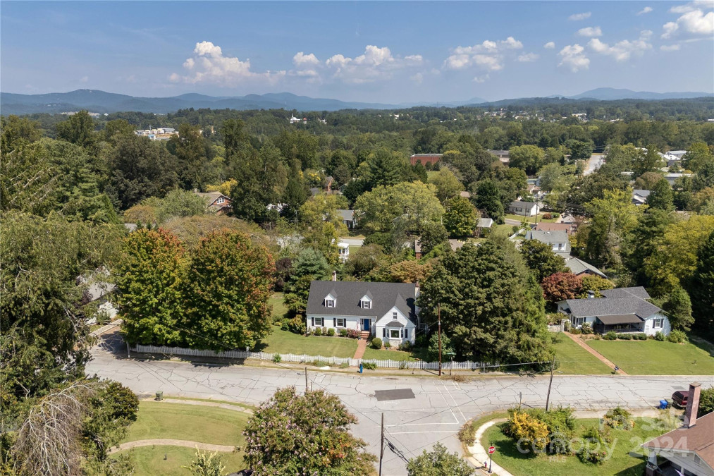 1134 Highland Ave Hendersonville, NC 28792