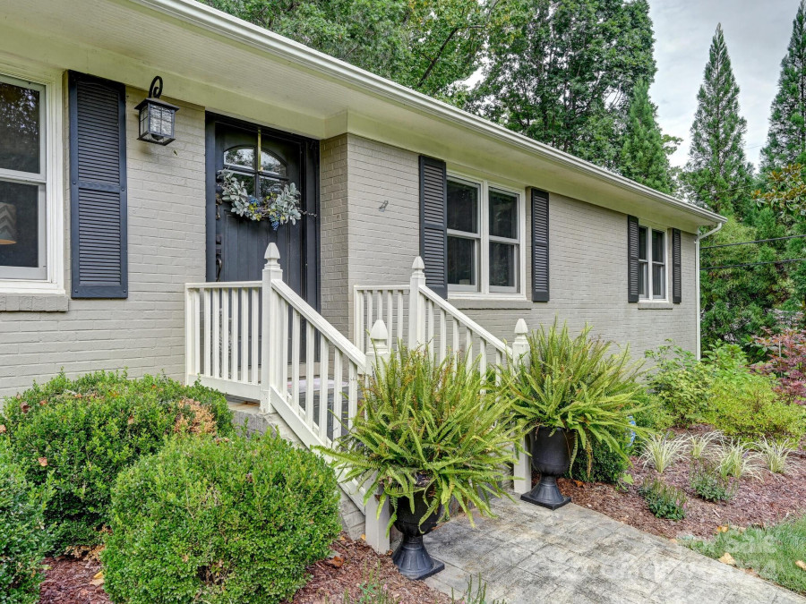 5 Woodcrest Rd Asheville, NC 28804