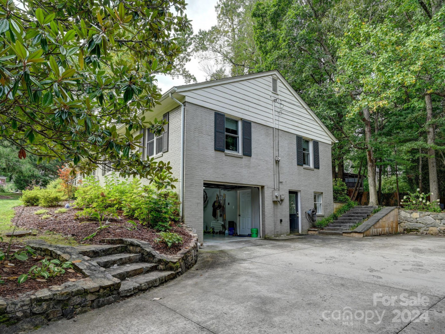 5 Woodcrest Rd Asheville, NC 28804