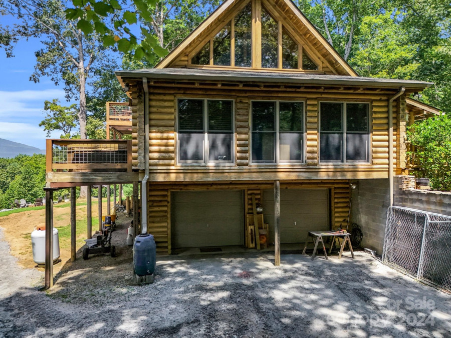 354 Log Cabin Ln Mill Spring, NC 28756