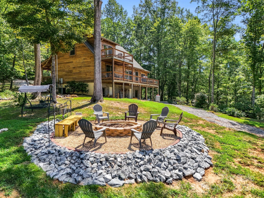 354 Log Cabin Ln Mill Spring, NC 28756