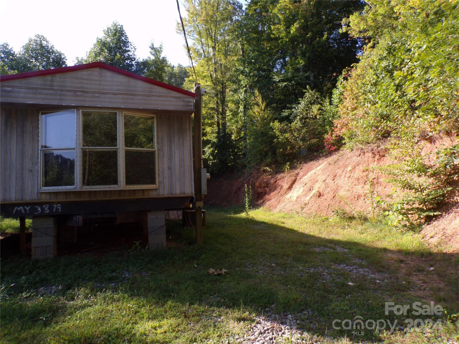 4 Mayapple Ln Canton, NC 28716