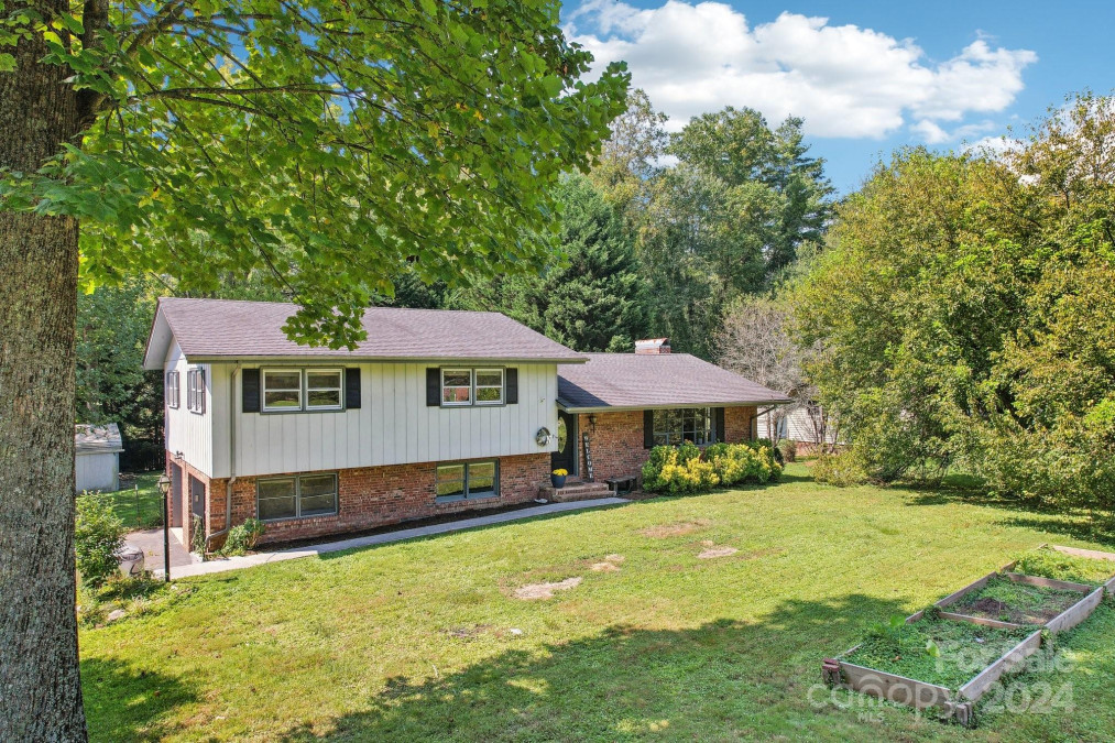 120 Brentwood Dr Hendersonville, NC 28739