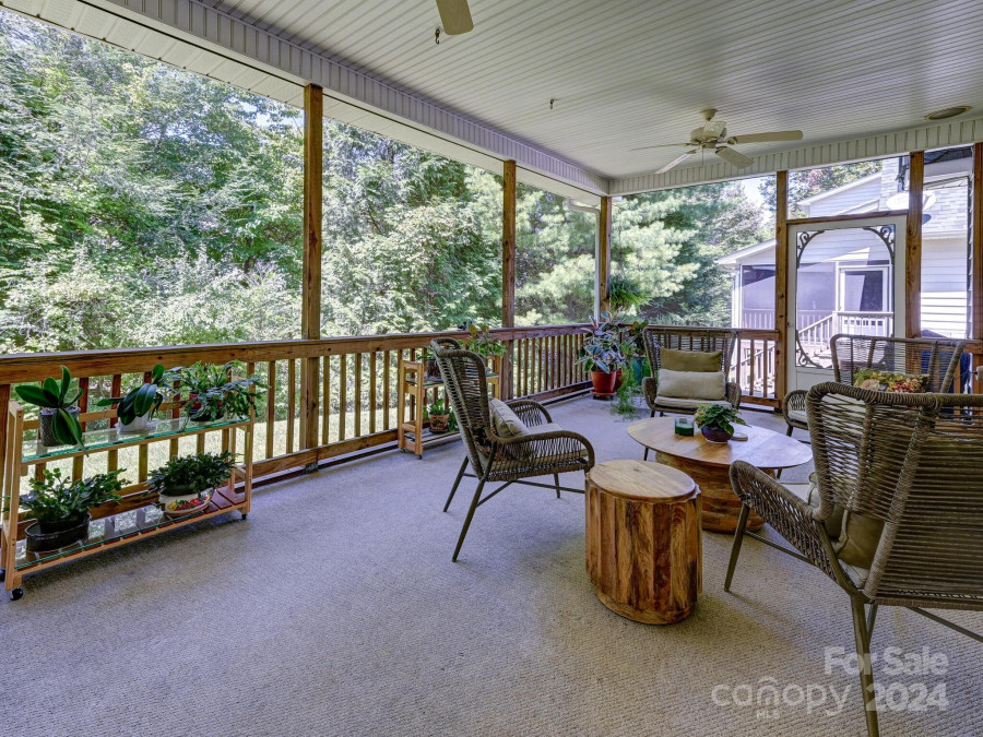 29 Victoria Park Dr Hendersonville, NC 28792