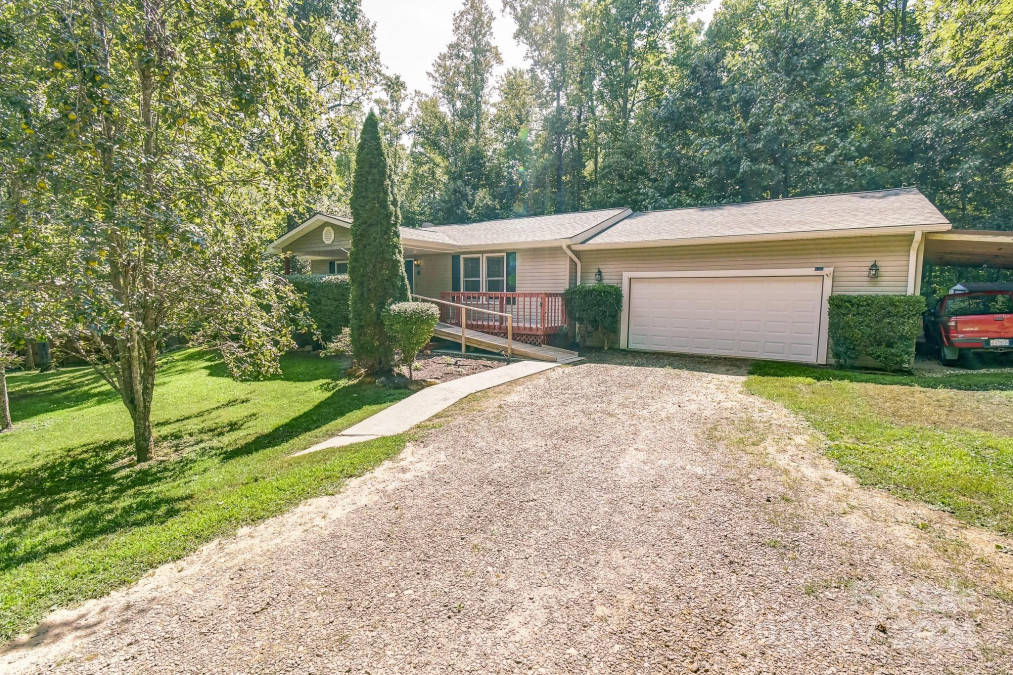 6 Bear Trl Fairview, NC 28730