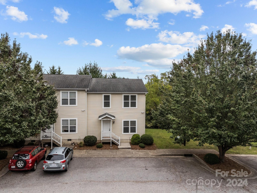 408 Villas Ct Asheville, NC 28806