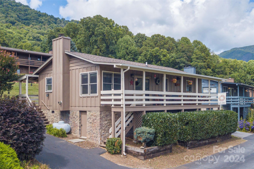 38 Boulder Ln Maggie Valley, NC 28751