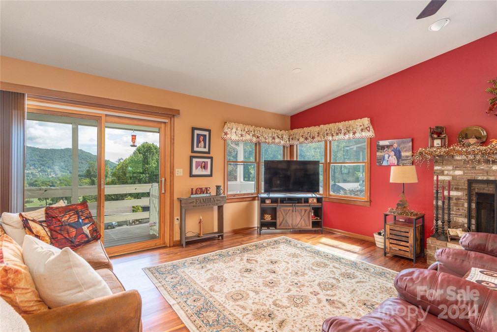 38 Boulder Ln Maggie Valley, NC 28751