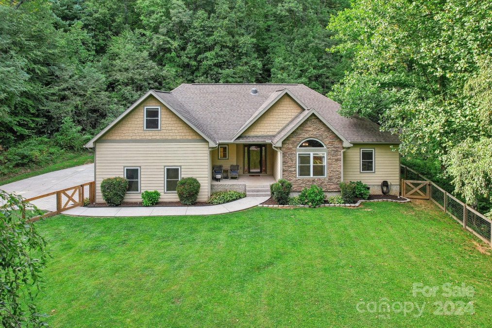 22 Aunt Belles Cv Waynesville, NC 28786