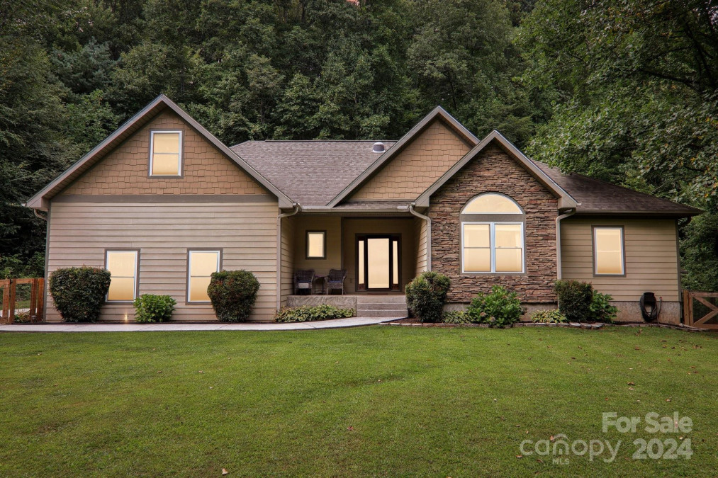 22 Aunt Belles Cv Waynesville, NC 28786