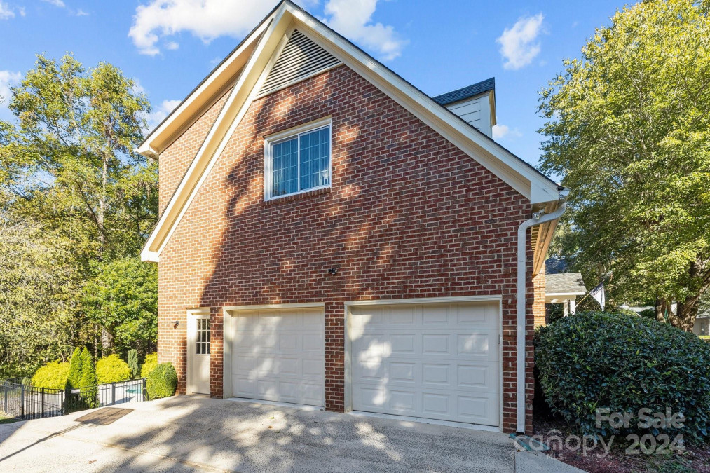 10707 Oak Pond Cir Charlotte, NC 28277