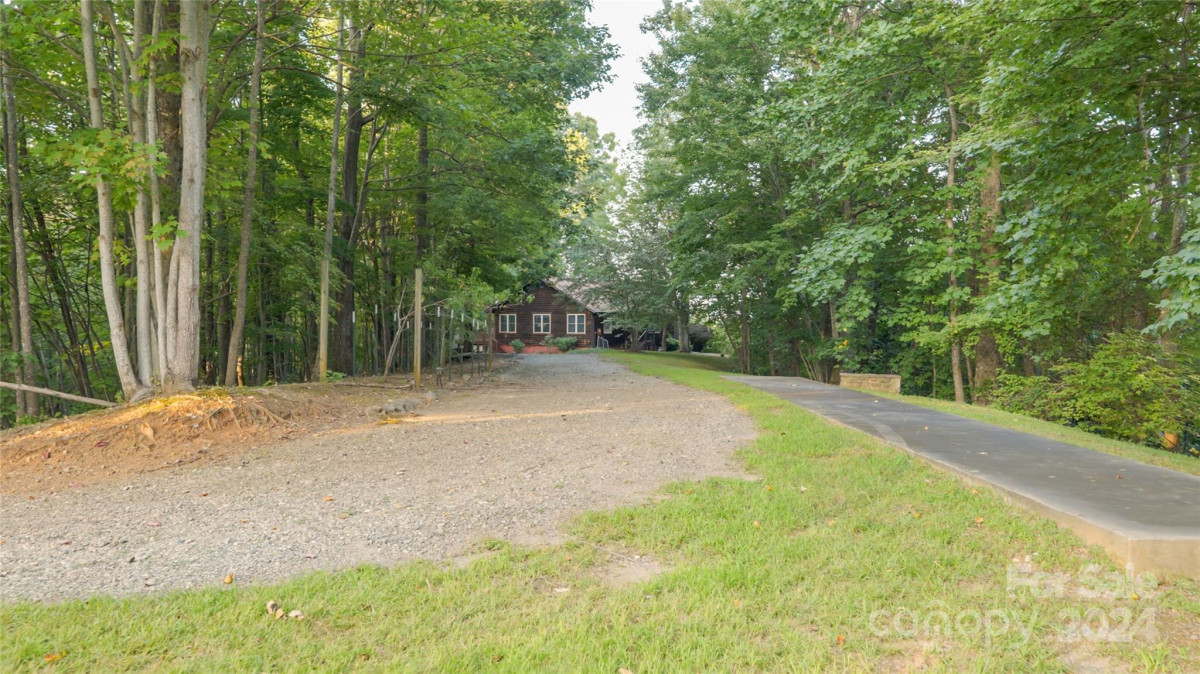 130 Piney Ridge Ln Saluda, NC 28773