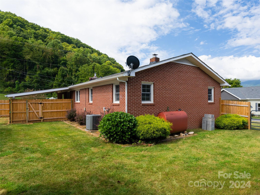 14 Kathy Dr Waynesville, NC 28786