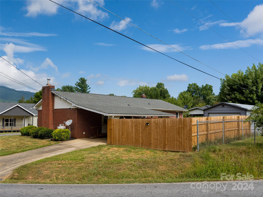 14 Kathy Dr Waynesville, NC 28786