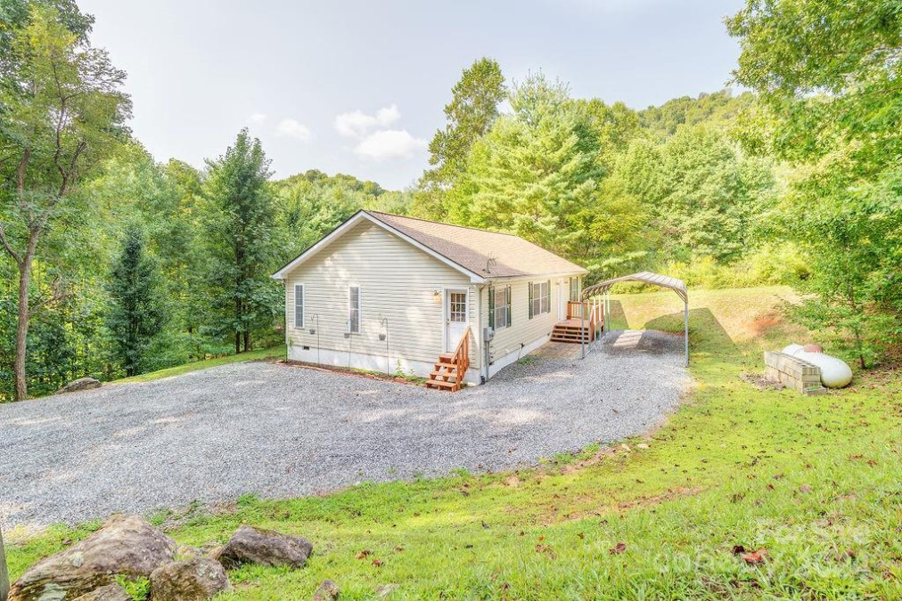 6 Pilgrim Ln Waynesville, NC 28785