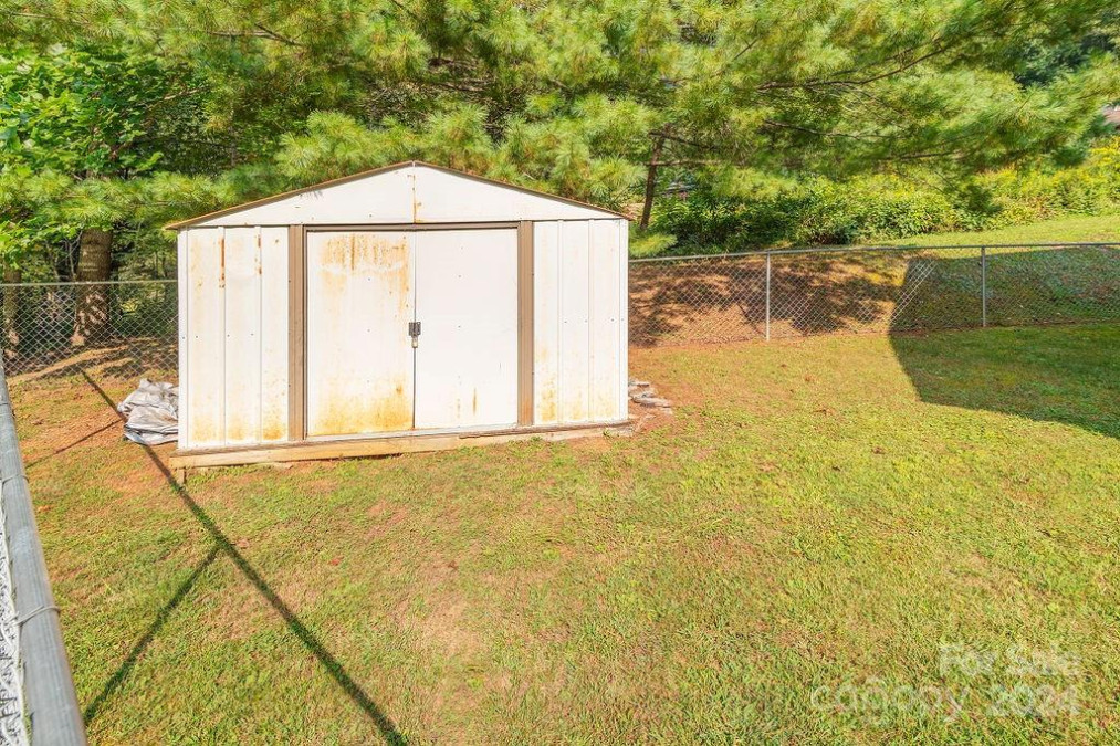 6 Pilgrim Ln Waynesville, NC 28785