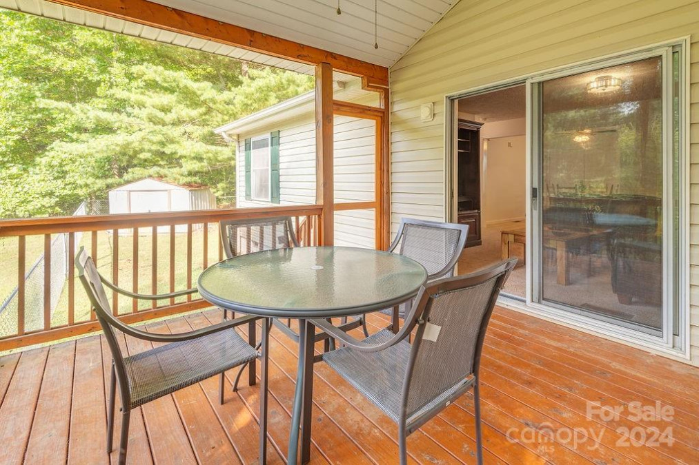 6 Pilgrim Ln Waynesville, NC 28785