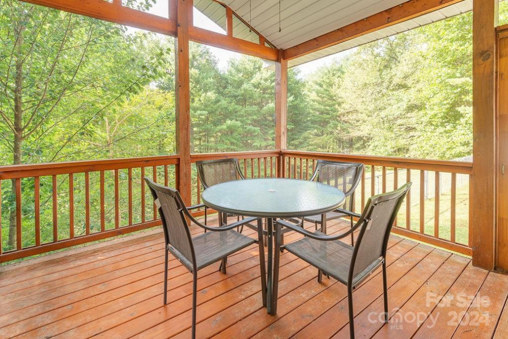 6 Pilgrim Ln Waynesville, NC 28785