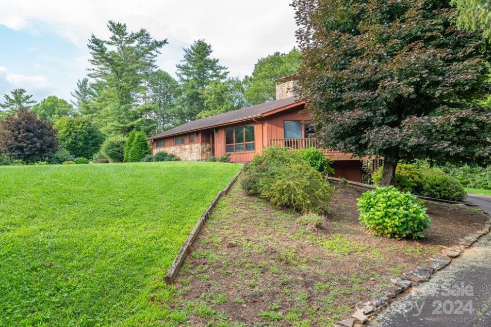 835 Ridge Rd Spruce Pine, NC 28777