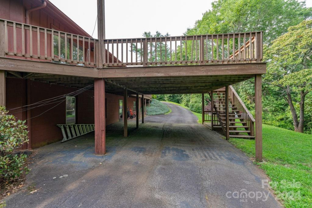 835 Ridge Rd Spruce Pine, NC 28777