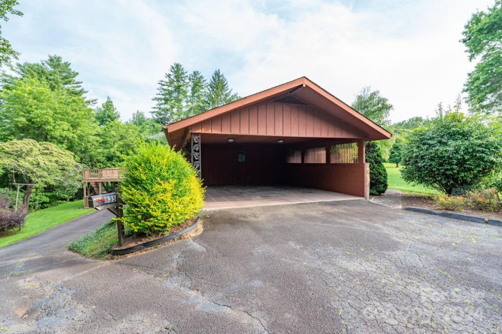 835 Ridge Rd Spruce Pine, NC 28777