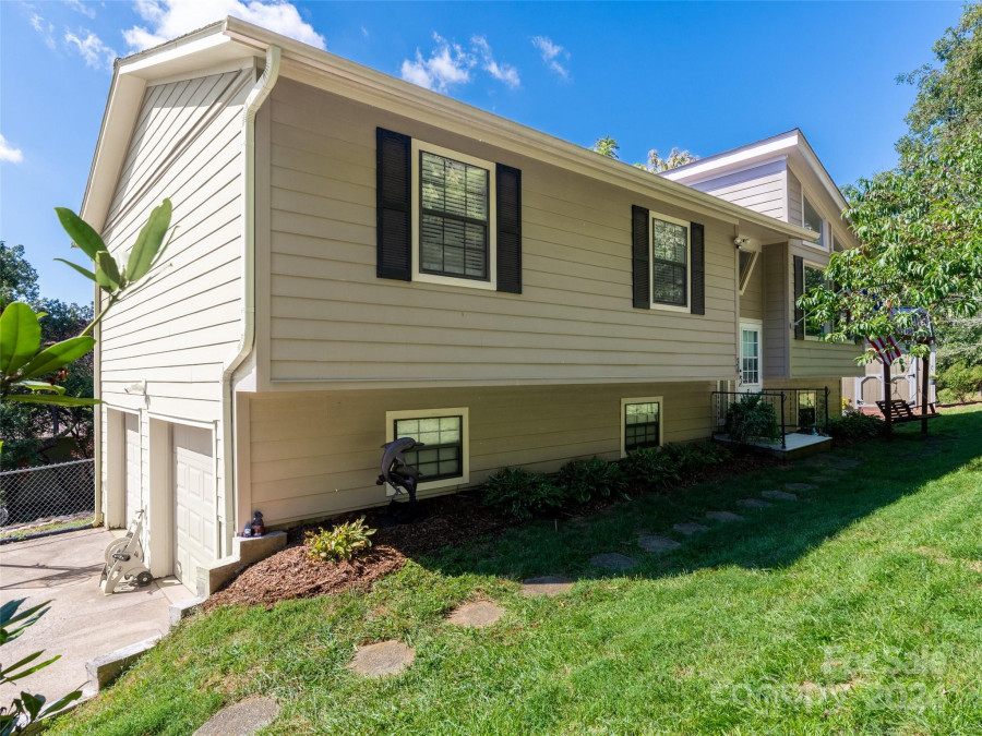 34 Chestnut St Weaverville, NC 28787