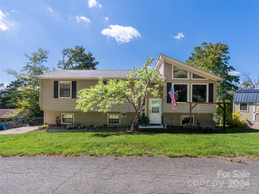 34 Chestnut St Weaverville, NC 28787