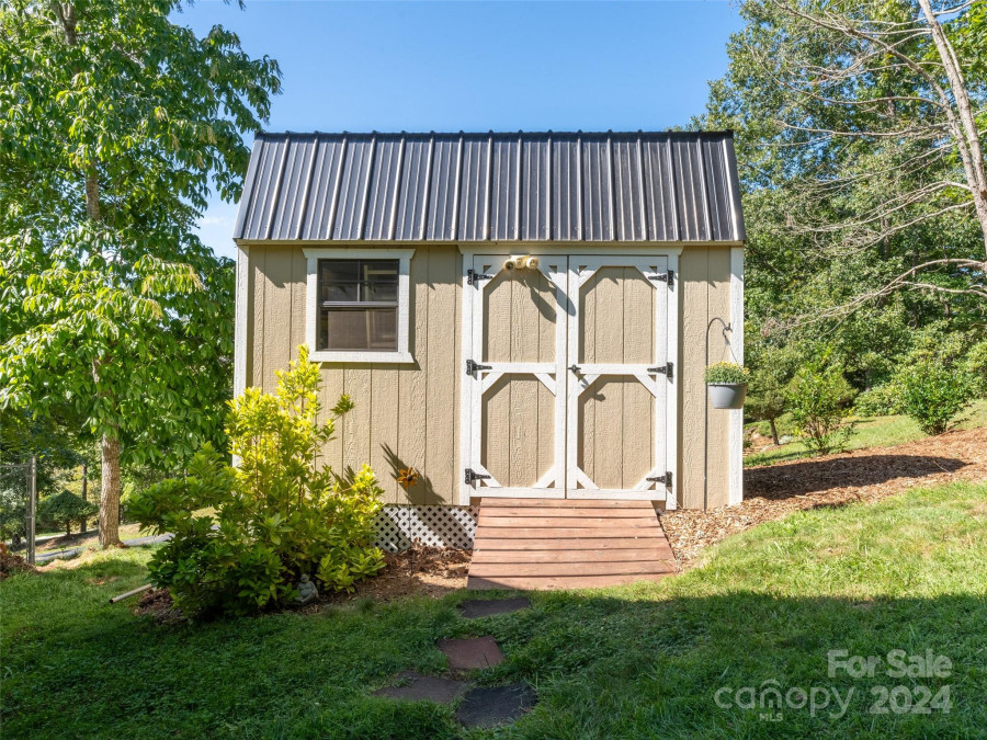 34 Chestnut St Weaverville, NC 28787