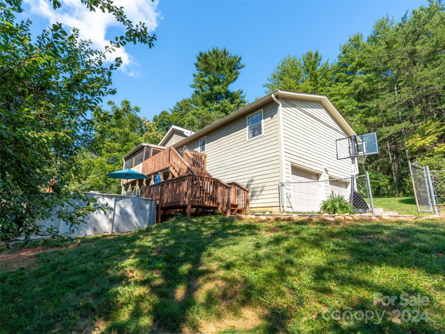 34 Chestnut St Weaverville, NC 28787