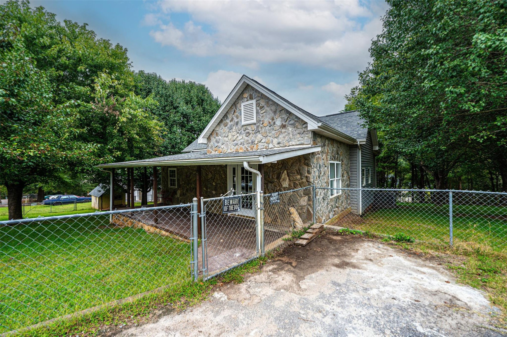 17 Lake St Granite Falls, NC 28630