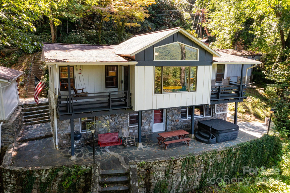 330 Overlook Dr Maggie Valley, NC 28751