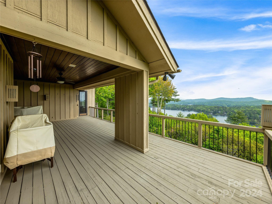 721 Lakeside Dr Lake Toxaway, NC 28747