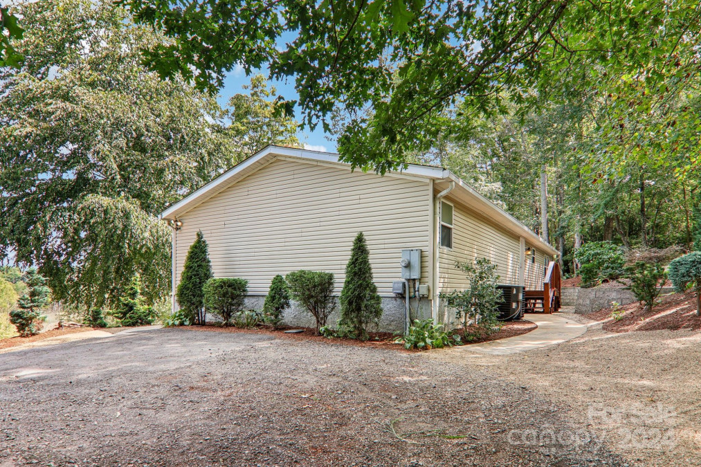 18 Spencer Rd Candler, NC 28715