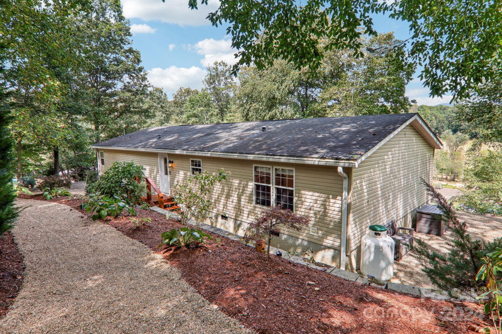 18 Spencer Rd Candler, NC 28715