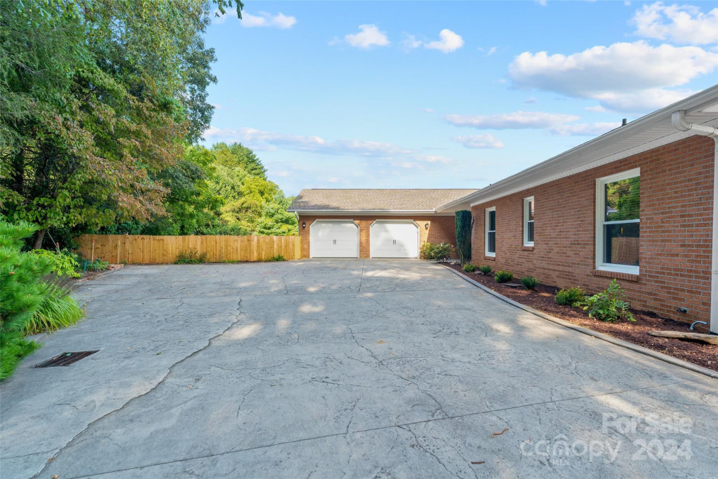 7 Chantilly Pl Hendersonville, NC 28739