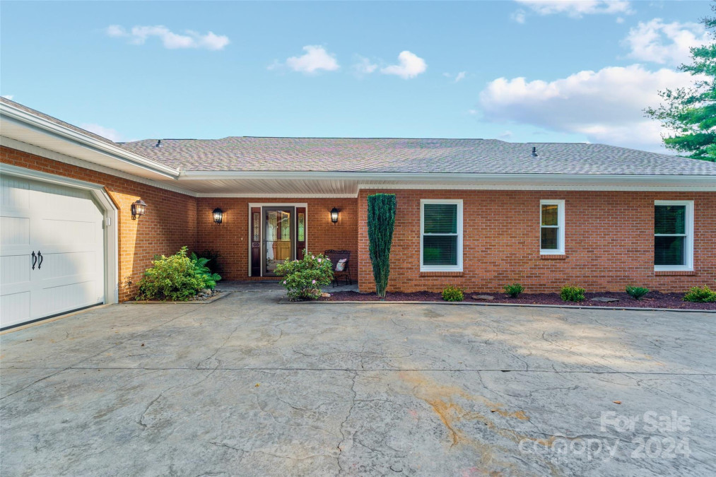 7 Chantilly Pl Hendersonville, NC 28739