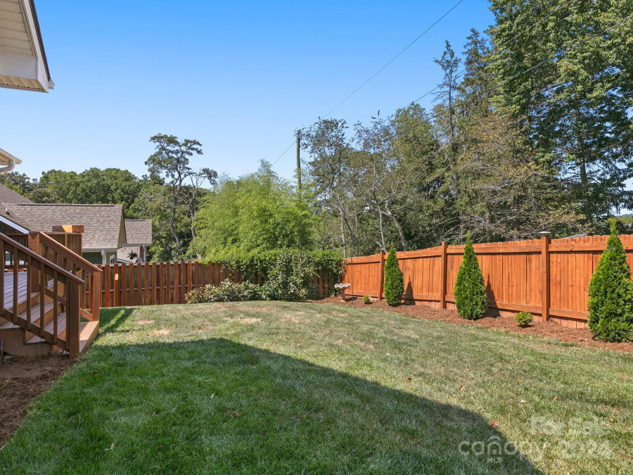 12 Woodbridge Park Dr Asheville, NC 28803