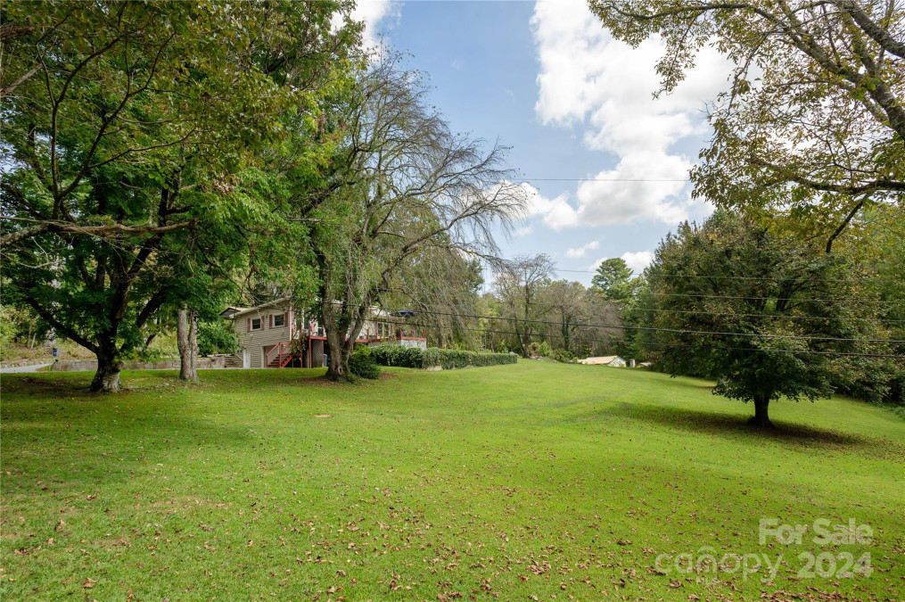 160 Persimmon Woods Ln Hendersonville, NC 28739