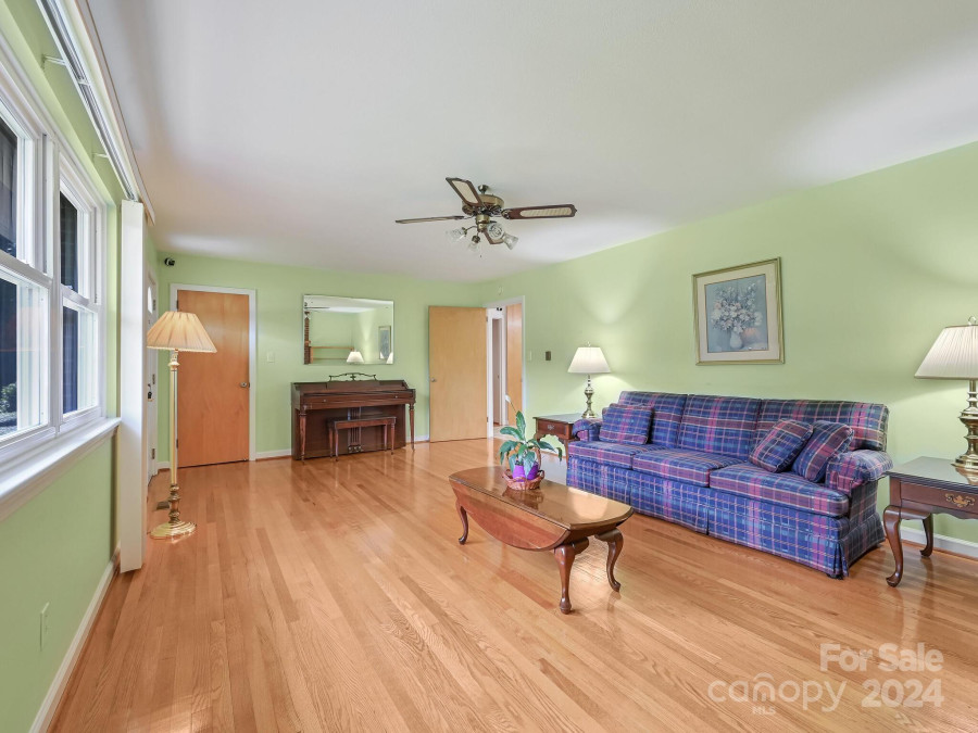 8 Starnes Cove Dr Asheville, NC 28806