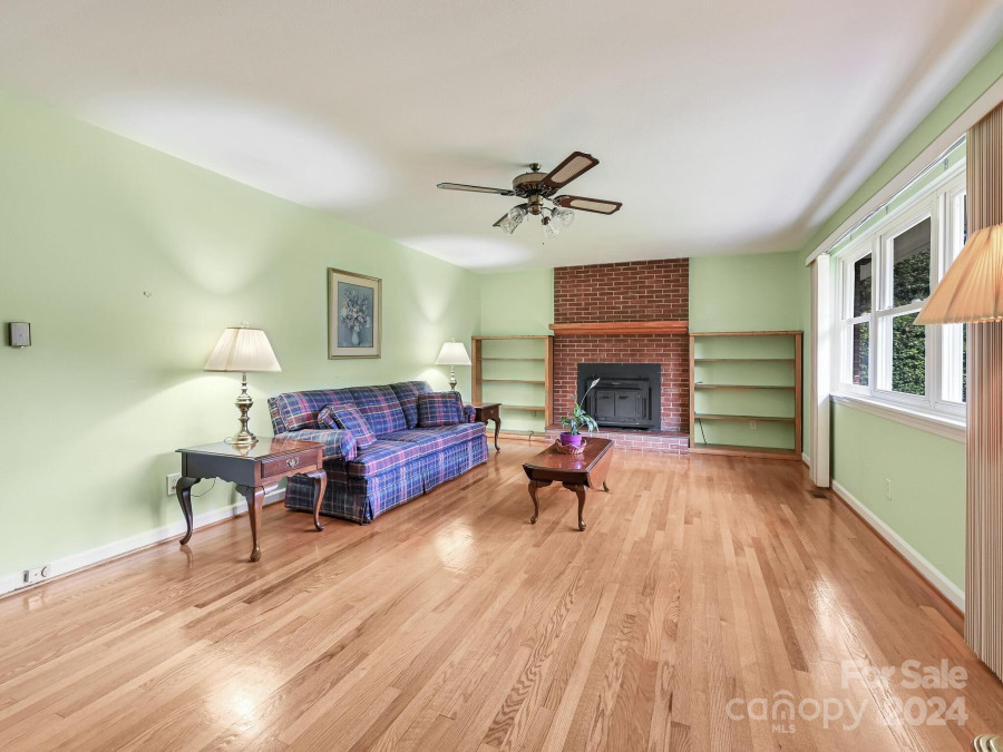 8 Starnes Cove Dr Asheville, NC 28806