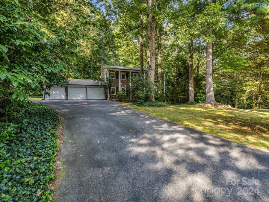 21 Peachtree Ln Hendersonville, NC 28791